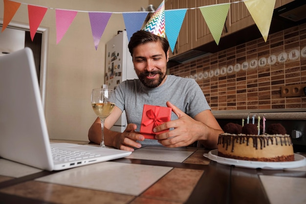 Mężczyzna świętujący urodziny online w czasie kwarantanny