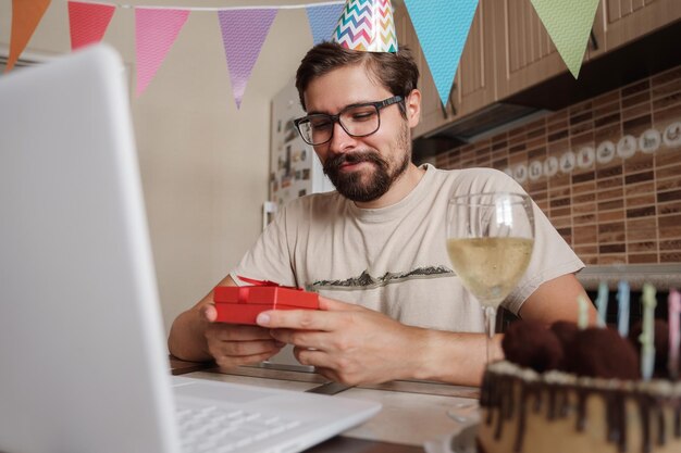 Mężczyzna świętujący urodziny online w czasie kwarantanny