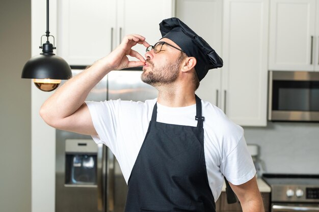 Mężczyzna szef kuchni kuchenka piekarz mężczyzna kucharzy ze znakiem doskonałego szefa kuchni gotowania pokazując znak na pyszne c