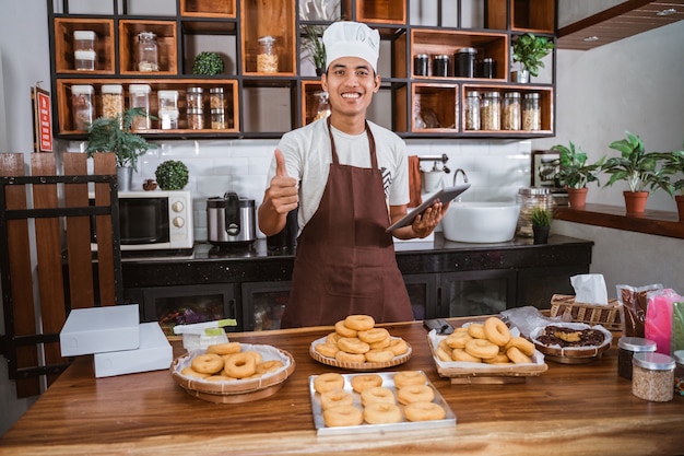 Mężczyzna Szefa Kuchni Przygotowuje Pączki W Kuchni