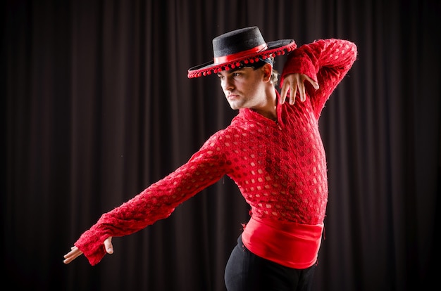 Mężczyzna Tańczy Hiszpański Taniec W Czerwonej Odzieży