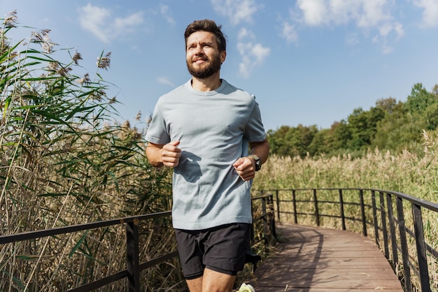 Mężczyzna trening interwałowy sportowy styl życia Szybkie bieganie w parku i ćwiczenia fitness dla cardio