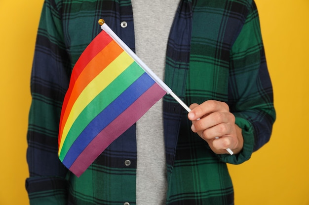 Zdjęcie mężczyzna trzyma flagę lgbt na żółto