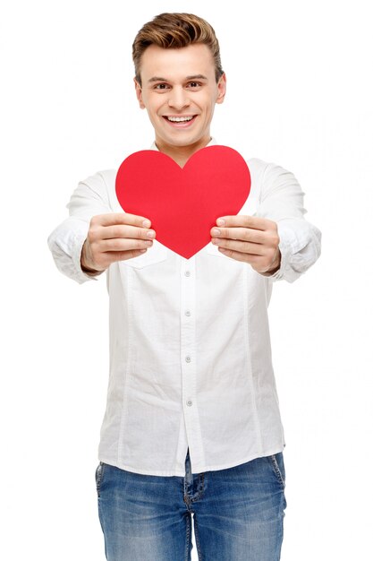 Zdjęcie mężczyzna trzyma kartkę z życzeniami w kształcie serca
