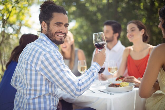 Mężczyzna Trzyma Kieliszek Wina W Restauracji