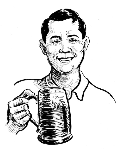 Mężczyzna trzyma kufel piwa i uśmiecha się.