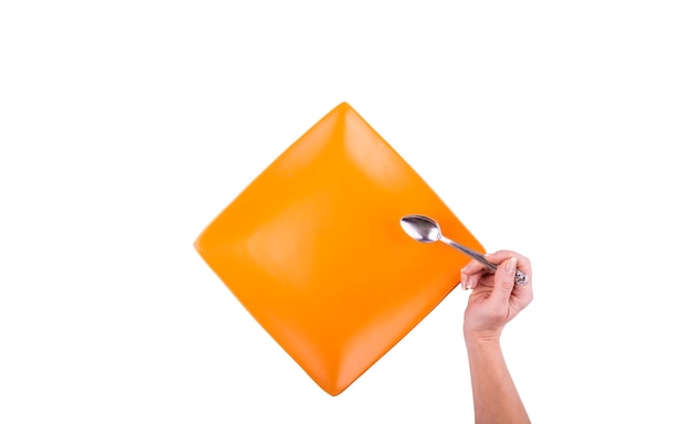 Mężczyzna trzyma kwadratowy żółty talerz z łyżką w dłoni