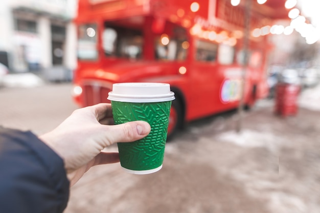 Mężczyzna Trzyma Papierową Szklankę Z Kawą Na Tle Kawiarni Autobusowej