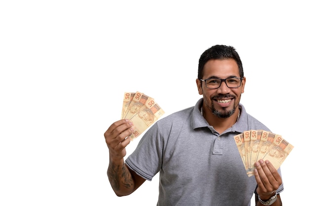Mężczyzna trzyma pieniądze Brazylijskie pieniądze BRL