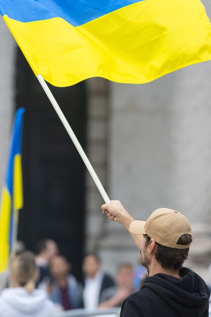 Mężczyzna trzyma ukraińską flagę podczas protestu