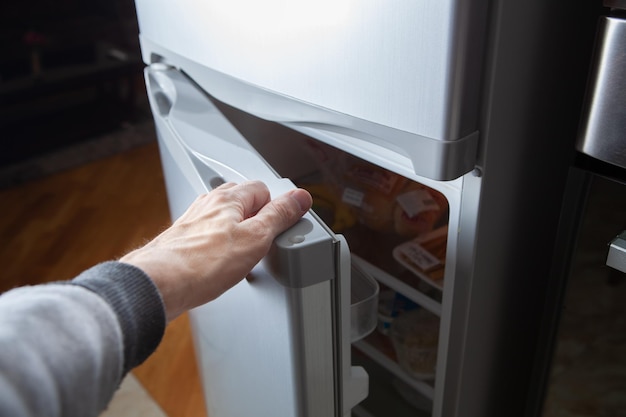 Mężczyzna trzymający dietę przekąskową bananów wcześnie rano