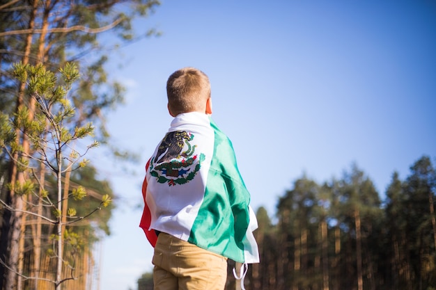 Mężczyzna trzymający flagę Meksyku 16 września Dzień Niepodległości Meksyku Meksykańska wojna o niepodległość 1810
