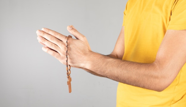 Mężczyzna trzymający krzyż w dłoni