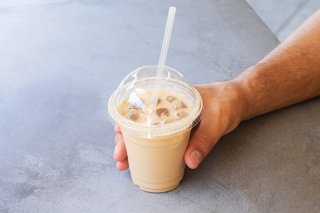 Mężczyzna Trzymający Mrożoną Kawę Lub Latte W Plastikowym Kubku Na Wynos Na Ulicznej Kawiarni