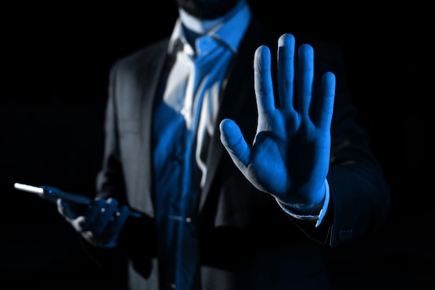 Mężczyzna trzymający telefon komórkowy i trzymający najnowsze aktualizacje jedną ręką Biznesmen posiadający okulary wirtualnej rzeczywistości Telefon komórkowy i przedstawiający nowy pomysł
