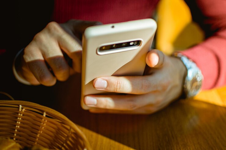 Zdjęcie mężczyzna trzymający telefon przy stole w restauracji w wiedniu w austrii