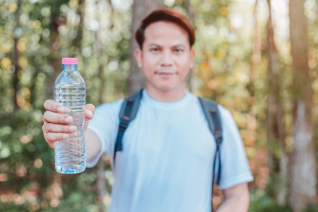 Mężczyzna turysta niosący butelkę wody