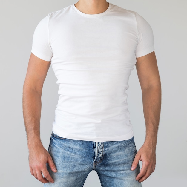 Mężczyzna Ubrany W Białą Bawełnianą Koszulę Z Pustym Miejscem Na Tekst Lub Logo