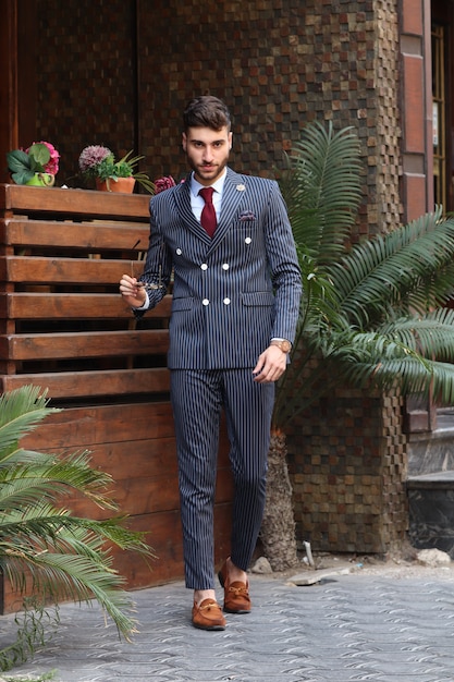 mężczyzna ubrany w klasyczny garnitur na zewnątrz