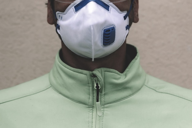 Mężczyzna ubrany w maskę ochronną