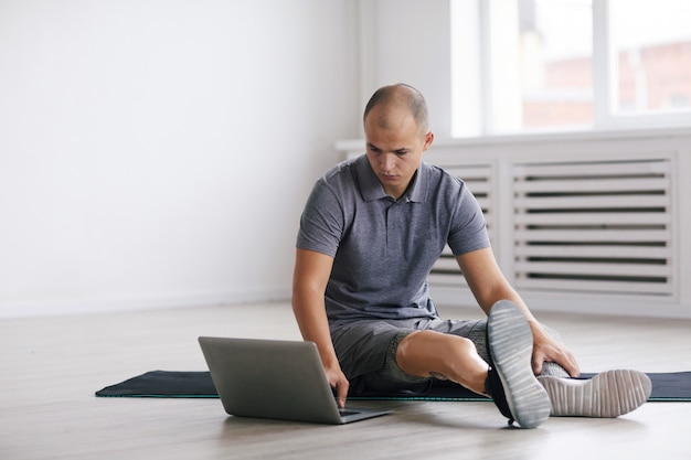 Mężczyzna używa laptop podczas szkolenia