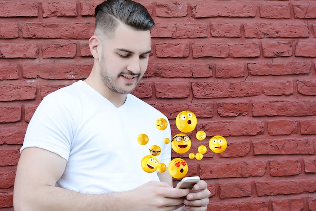 Mężczyzna Używa Smartphone Wysyłania Emoji.