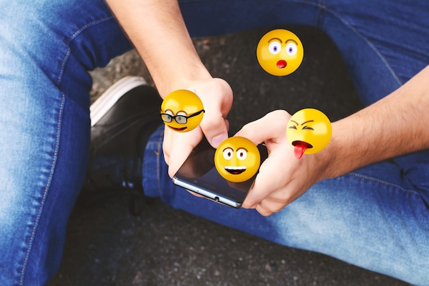 Mężczyzna Używa Smartphone Wysyłania Emoji.