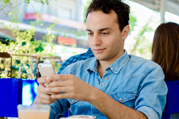 Mężczyzna Używa Telefon Komórkowego I Pije Kawę