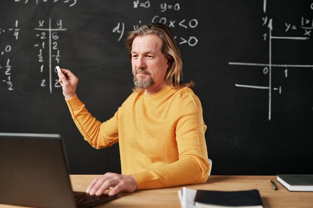 Mężczyzna używający laptopa do lekcji online