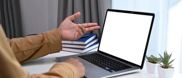 Mężczyzna używający laptopa na białym stole