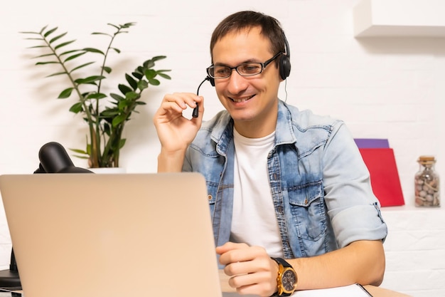 Mężczyzna używający laptopa na biurku w domu