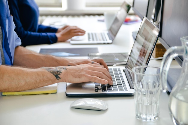 Mężczyzna używający laptopa na stole