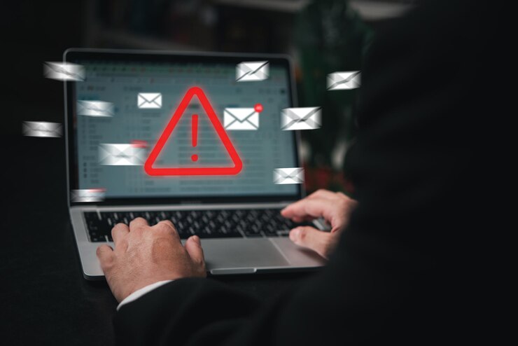 Zdjęcie mężczyzna używający laptopa z alarmem dla hakerów chroniący dane przed cyberprzestępstwami w erze cyfrowej bezpieczeństwo internetu i prywatność obrona przed kradzieżą danych i naruszeniem wiadomości e-mail