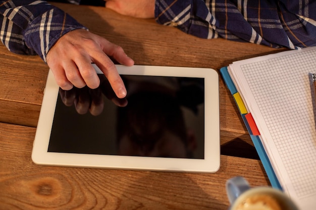 Zdjęcie mężczyzna używający tabletu działa na białym tablecie z pustym ekranem w rękach mężczyzny