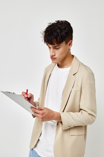 Mężczyzna w beżowym garniturze copyspace notebook na białym tle niezmienione