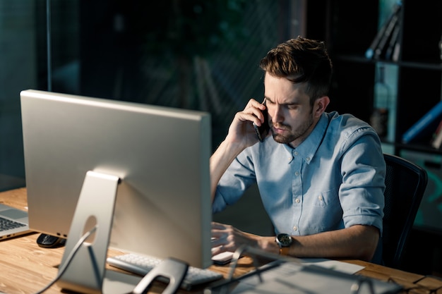 Mężczyzna W Biurze Przepracowanie I Mówienie Na Telefon