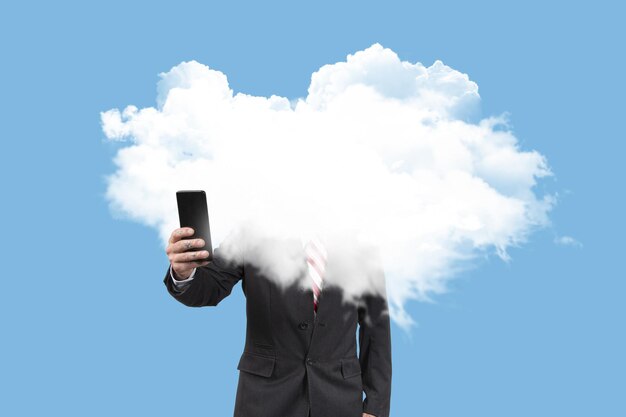 Zdjęcie mężczyzna w czarnym garniturze ze smartfonem i białą chmurą zamykającą twarz na niebieskim tle
