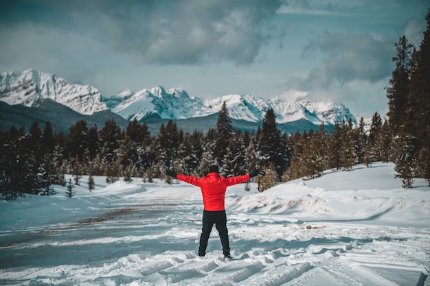 Mężczyzna w czerwonej marynarce na Morants Curve, Banff, Alberta, Kanada