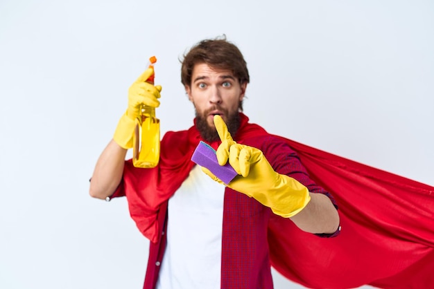 Zdjęcie mężczyzna w czerwonym płaszczu przeciwdeszczowym do czyszczenia dostarcza usługi domowe profesjonalny