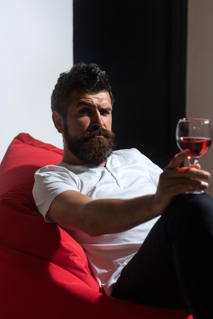 Mężczyzna w depresji picie wina uzależnienie od alkoholu sam w domu pijany impreza złe nawyki uzależnienie od alkoholu