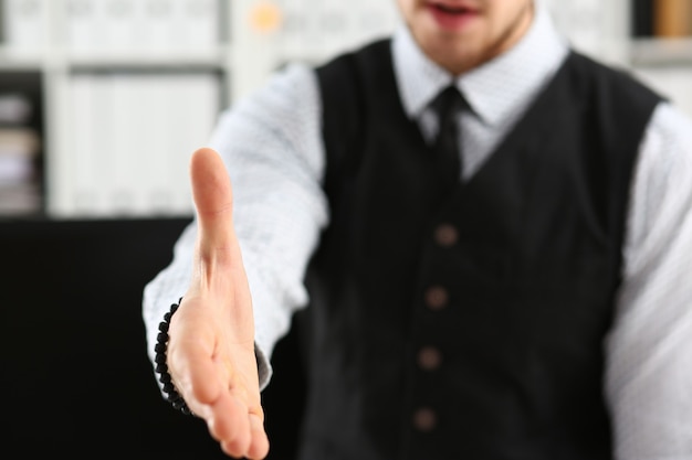 Mężczyzna W Garniturze I Krawacie Podaje Rękę Jako Cześć W Zbliżeniu Do Biura