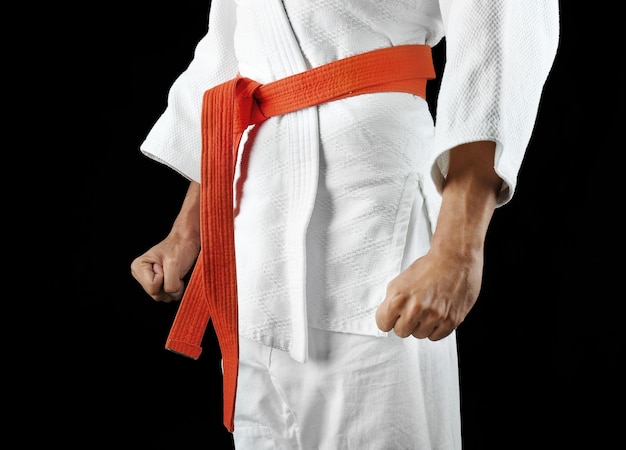 Zdjęcie mężczyzna w karategi na ciemnym tle