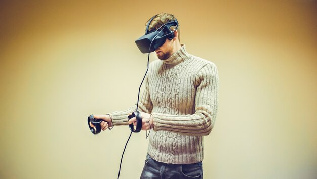 Mężczyzna w kasku wirtualna rzeczywistość gra w grę