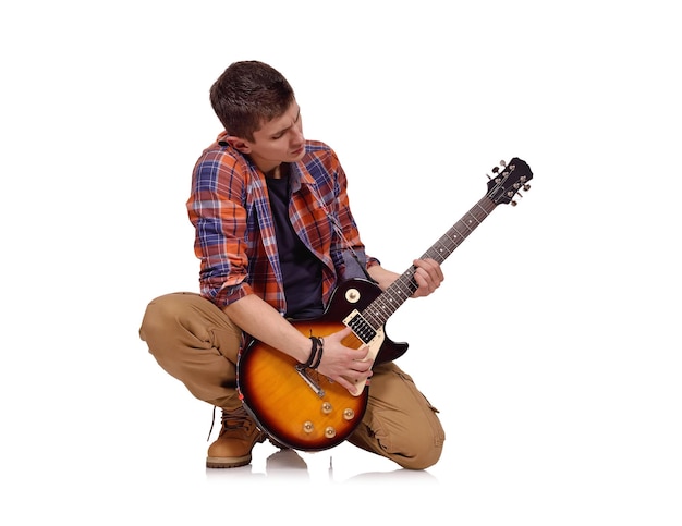 Mężczyzna w koszuli z gitarą