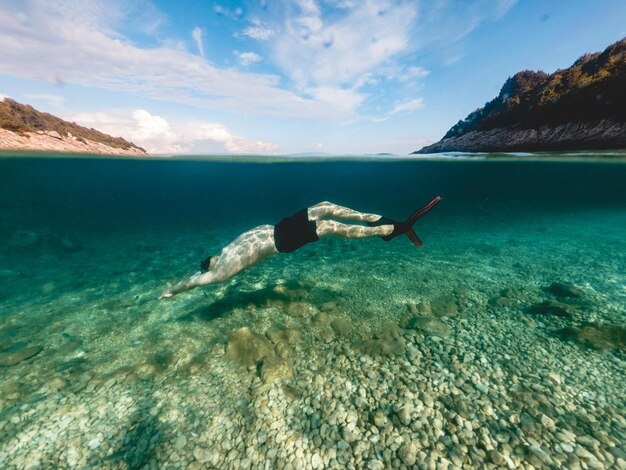 Mężczyzna w masce do nurkowania, snorkeling w wodzie morskiej, grecja wakacje