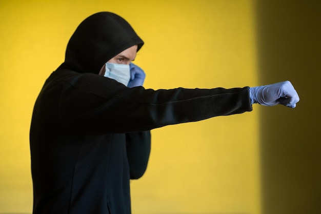 Mężczyzna w ochronnej masce na twarz pracownik biurowy w białej koszuli ubrany w maskę chroniącą przed covid19 Portret biznesmena w czasie pandemii