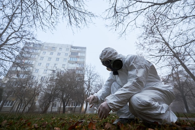 Mężczyzna W Odzieży Ochronnej Biorący Urlop W Probówce