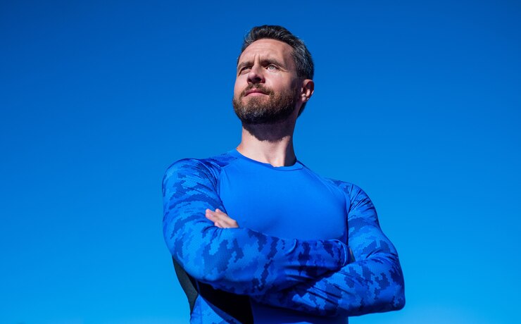 Zdjęcie mężczyzna w odzieży sportowej. sport i zdrowy tryb życia. sportowiec robi poranne ćwiczenia. trening sportowca na świeżym powietrzu. opieka zdrowotna. muskularny facet uprawia sport. aktywność sportowa na świeżym powietrzu.