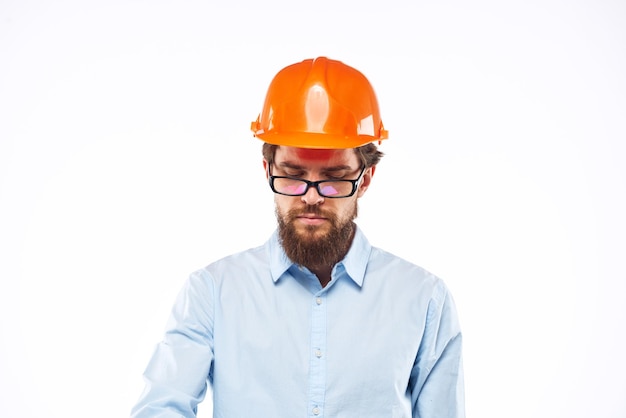 Mężczyzna w okularach w pomarańczowej farbie dokumentuje przemysł ręczny