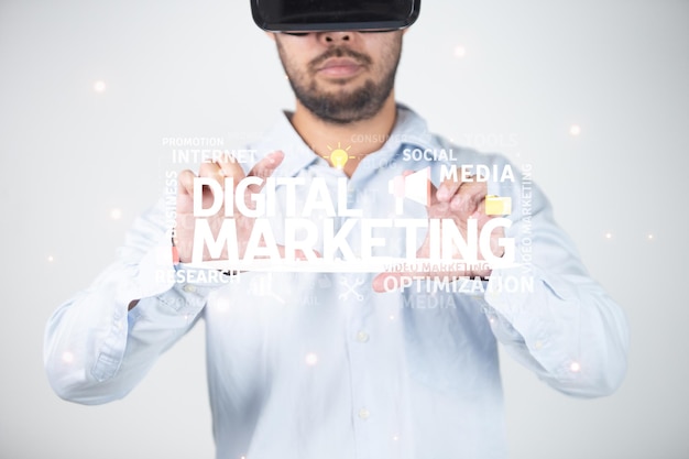 Zdjęcie mężczyzna w okularach wirtualnej rzeczywistości z cyfrowymi słowami marketingowymi nad głową